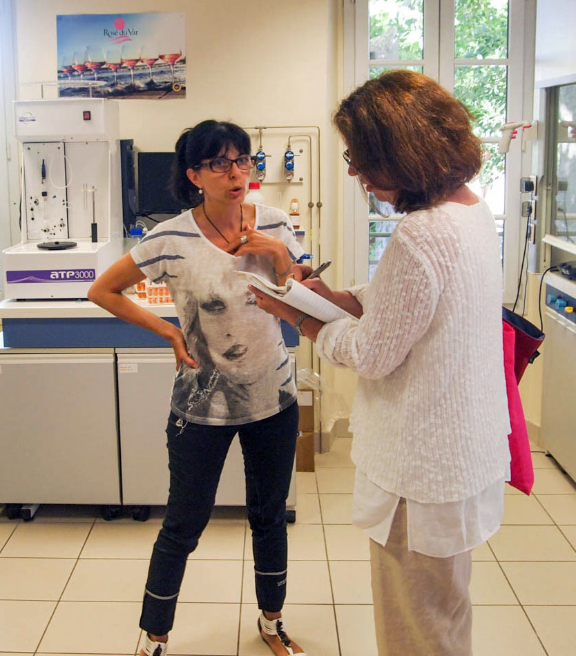 Nathalie Pouzalgues, researcher at the Center for Rosé Research, talks with Susan Manfull. Photo by Pamela O'Neill